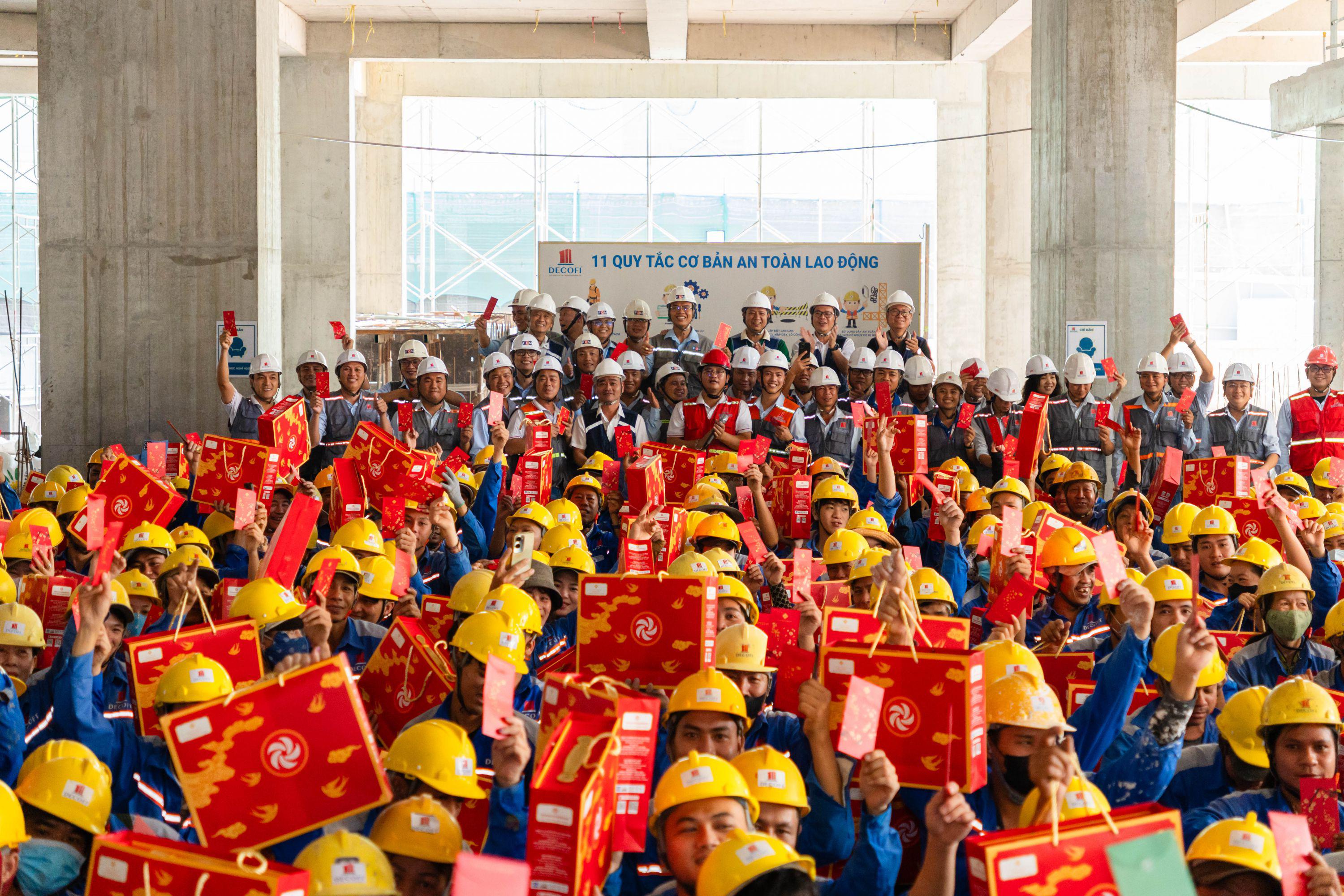 QUÀ TẾT ĐÃ “CẬP BẾN” CÔNG TRƯỜNG THE INFINITY