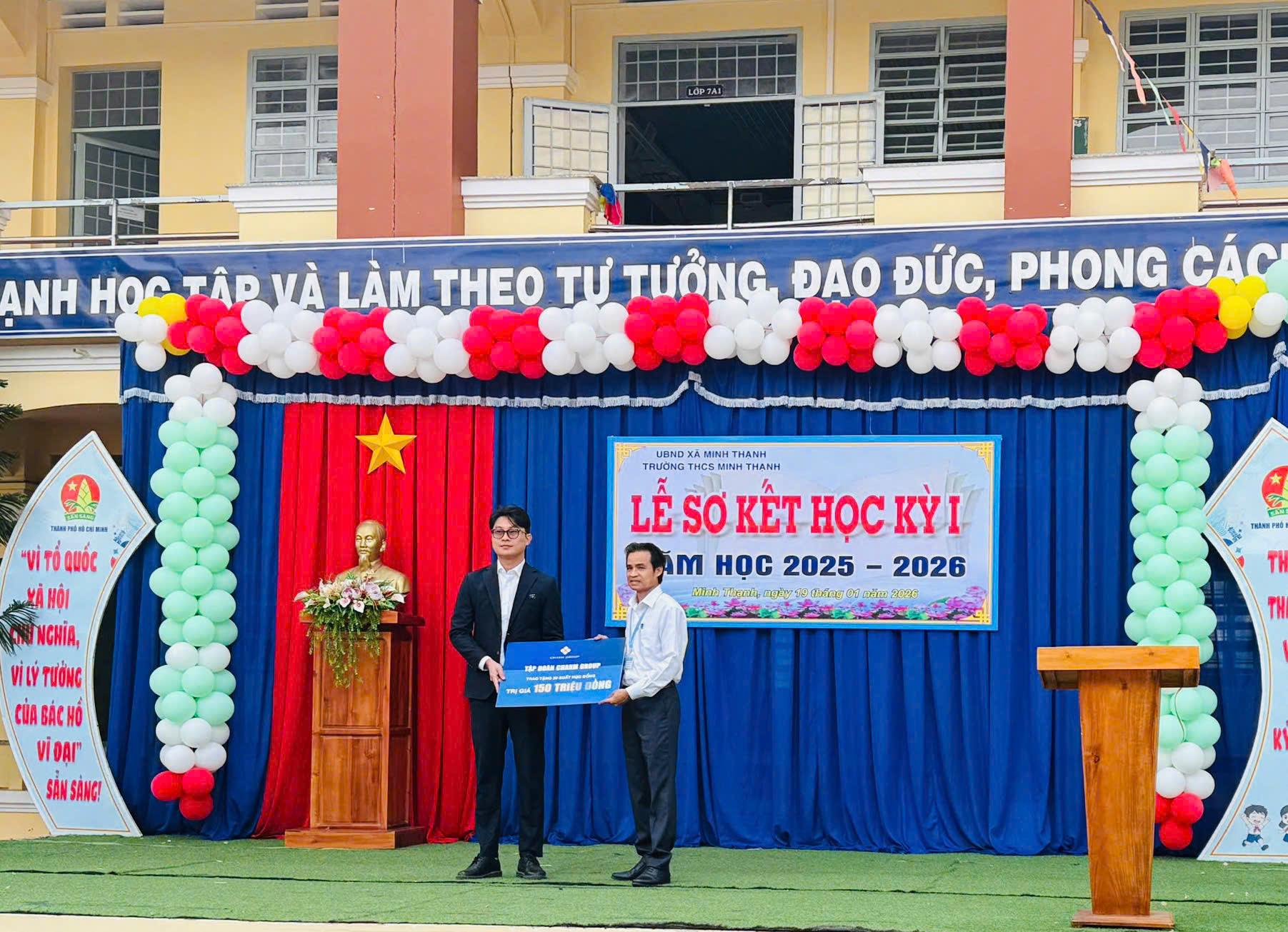 CHARM GROUP TRAO TẶNG HỌC BỔNG CHO QUỸ KHUYẾN HỌC TRƯỜNG THCS MINH THẠNH