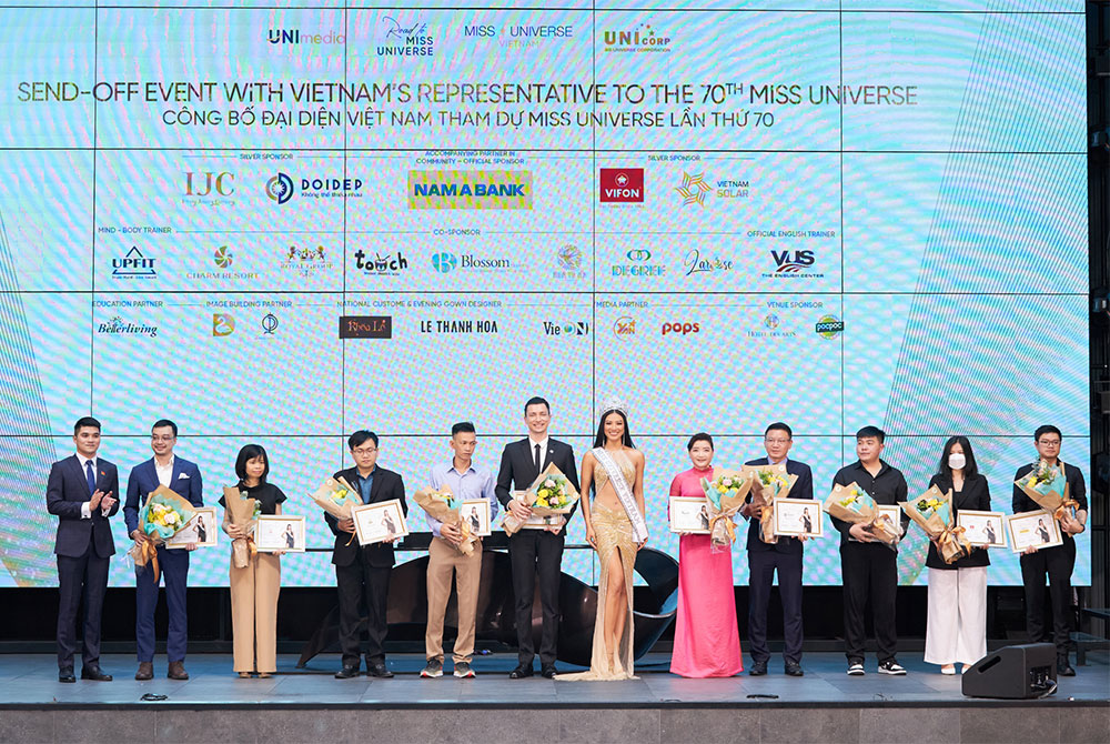 Á HẬU VIỆT ĐẦU TIÊN TRONG LỊCH SỬ ĐƯỢC TRAO VƯƠNG MIỆN THI HOA HẬU HOÀN VŨ