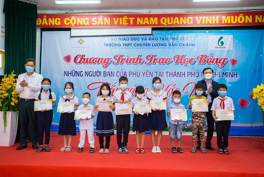 CHARM GROUP ĐỒNG HÀNH CÙNG HỘI NHỮNG NGƯỜI BẠN CỦA PHÚ YÊN TẠI TP. HỒ CHÍ MINH, TRAO 160 SUẤT HỌC BỔNG VỚI CHỦ ĐỀ “THẮP SÁNG ƯỚC MƠ”