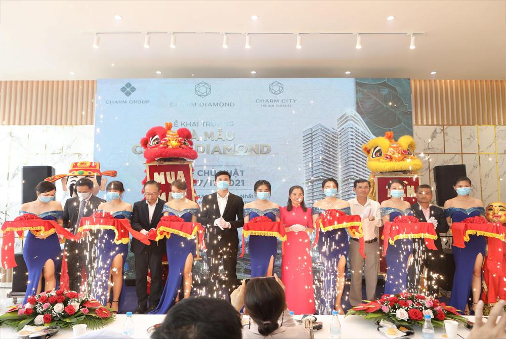 Tưng Bình Lễ Khai Trương Nhà Mẫu CHARM DIAMOND