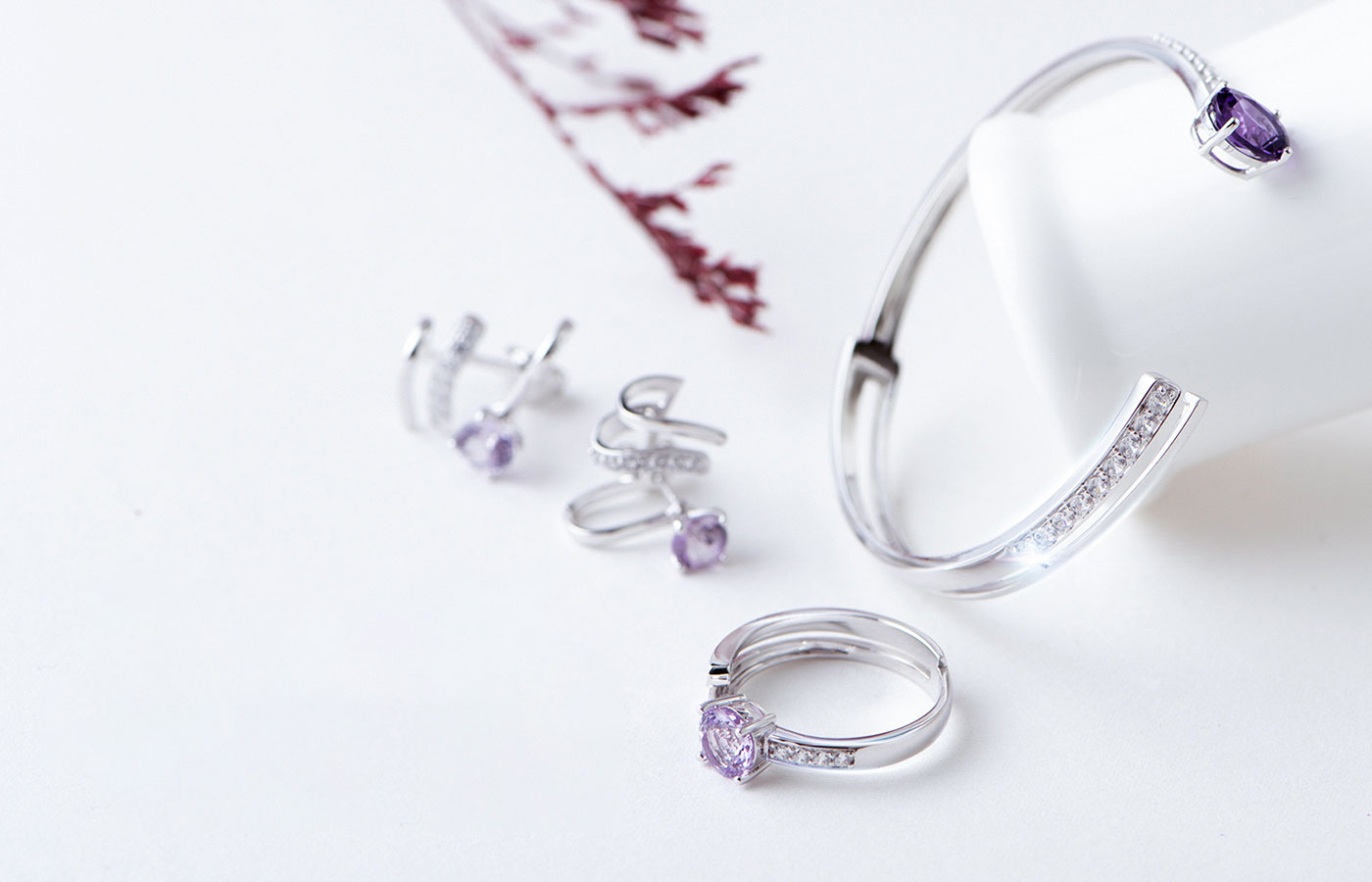 THE CHARACTERISTICS OF JEWELRY<br />
AMETHYST